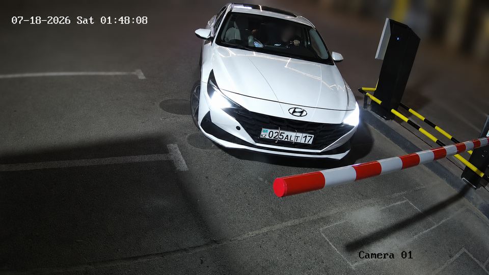 Кадр ANPR-камеры: автомобиль выезжает через шлагбаум, система распознаёт номер